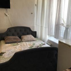 Номер стандарт с 2 двуспальными кроватями и диваном