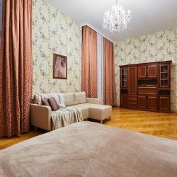 Фото Отель FlatStay Невский 170 | Трешка в центре с эркером и высокими потолками
