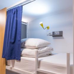 Кровать в 6-местном общем женском номере (удобства на этаже)