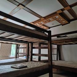 Кровать в 8-местной мужской комнате