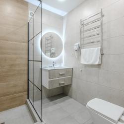 Номер комфорт семейный с 1 односпальной и 1 двуспальной кроватью