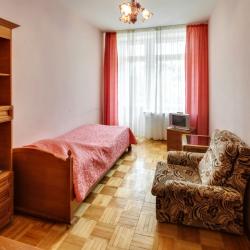 Кровать в 2-местном 2-комнатном номере стандарт (общие удобства)