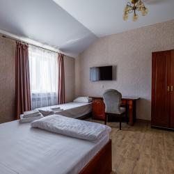 Номер эконом стандарт с 1 односпальной и 1 двуспальной кроватью