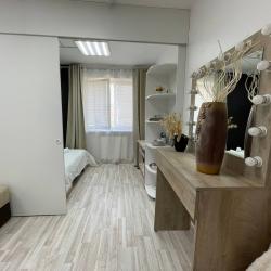 Номер полулюкс с 1 односпальной и 1 двуспальной кроватью №25