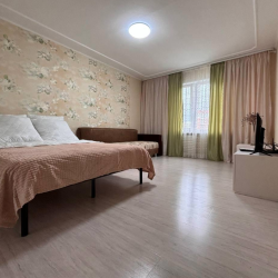3-комнатные апартаменты улучшенные 3-к. квартира, 68 м², 4 кровати на союзной 135
