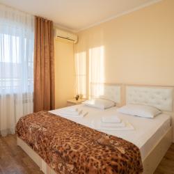 Комната комфорт с 1 односпальной и 1 двуспальной кроватью с видом на море