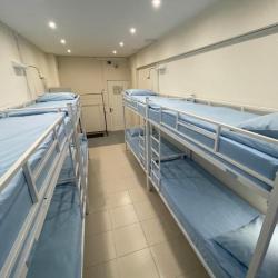 Кровать в 8-местном общем номере