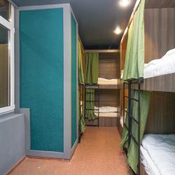 Кровать в 8-местном общем номере (без окна)