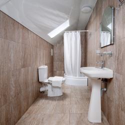 3-местный 1-комнатный номер стандарт с 2 односпальными кроватями (мансарда)