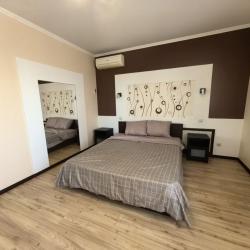 Фото Отель Бoльшая 3-x комнaтнaя кваpтира в центре города