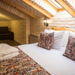 Номер стандарт улучшенный с 1 двуспальной кроватью (мансарда)