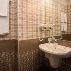 Номер стандарт с 1 двуспальной кроватью (вид на улицу)