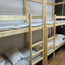 Кровать в 8-местном общем женском номере