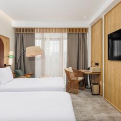 Номер делюкс с 2 односпальными кроватями и с видом на бассейн