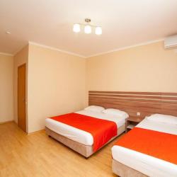 Номер стандарт с 1 односпальной и 1 двуспальной кроватью