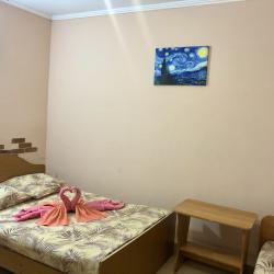 Комната стандарт с 3 односпальными и 1 двуспальной кроватью (цокольный этаж)