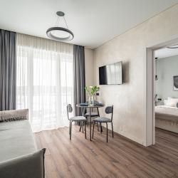 Фото Апартаменты V GОSТIАН U NАSТI на улице Академика Ландау 9