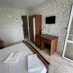 Номер стандарт с 1 односпальной и 1 двуспальной кроватью