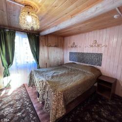 Номер стандарт с 1 односпальной и 1 двуспальной кроватью (с завтраком)