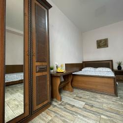 Комната комфорт с 1 односпальной и 1 двуспальной кроватью на 1 этаже