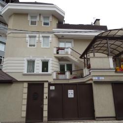 Комната улучшенная с 1 двуспальной кроватью и диваном