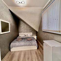 1-комнатный номер стандарт с 1 односпальной и 1 двуспальной кроватью (мансарда)