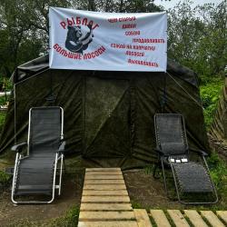 Кровать в трехместной палатке эконом