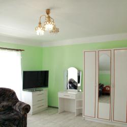 Номер стандарт с 2 односпальными и 1 двуспальной кроватью с балконом