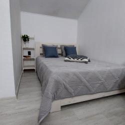 Комната полулюкс с 1 двуспальной кроватью и 1 двухъярусной кроватью