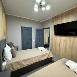 2-комнатный номер полулюкс с 2 односпальными и 1 двуспальной кроватью