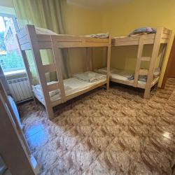 Кровать в 8-местном общем номере