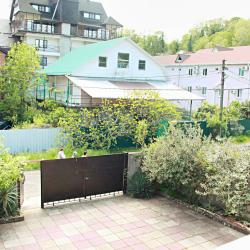 Номер стандарт с 1 односпальной и 1 двуспальной кроватью с балконом