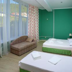 Номер комфорт с 1 односпальной и 1 двуспальной кроватью