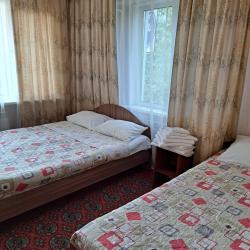 Номер эконом семейный с 1 односпальной и 2 двуспальными кроватями