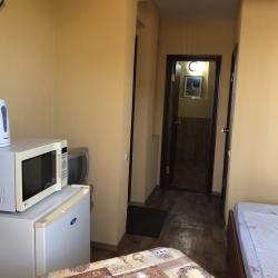 Номер стандарт с 1 двухъярусной и 1 двуспальной кроватью