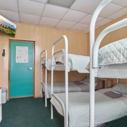 Кровать в 6-местном общем номере