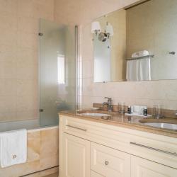 2-комнатный номер полулюкс с 1 двуспальной кроватью