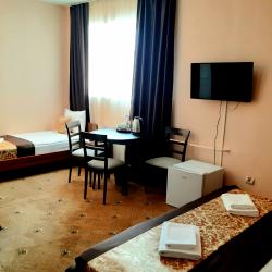 Номер стандарт с 1 односпальной и 1 двуспальной кроватью