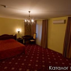 Номер улучшенный стандарт с 1 двуспальной кроватью (с завтраком)
