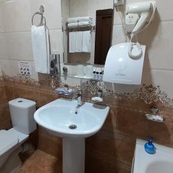 Номер улучшенный с 2 односпальными и 1 двуспальной кроватью