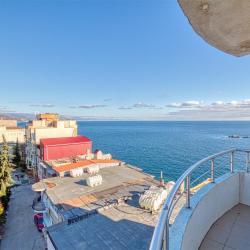 Номер стандарт с 1 двуспальной кроватью с боковым видом на море