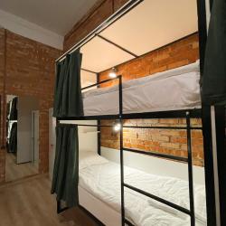 Кровать в 8-местном общем мужском номере (общие удобства)