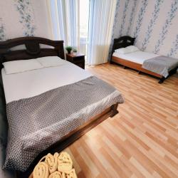Комната стандарт с 1 односпальной и 2 двуспальными кроватями