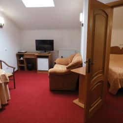 Номер стандарт с 1 двуспальной кроватью (мансарда)