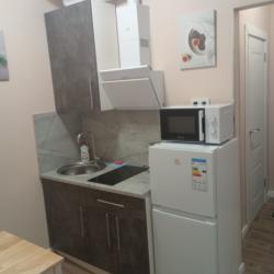 1-комнатные апартаменты улучшенные Серая квартира-студия с одной большой кроватью