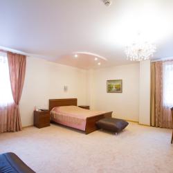 Номер полулюкс комфорт с 1 двуспальной кроватью