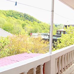 Номер эконом с 3 односпальными кроватями с балконом.