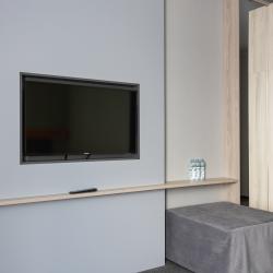 Номер стандарт семейный с 1 двуспальной кроватью и 2 креслами-кроватями