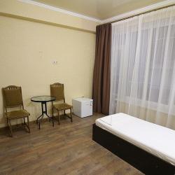 3-местный номер стандарт с 1 односпальной и 1 двуспальной кроватью