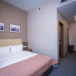 Номер стандарт с 1 двуспальной кроватью (вид на улицу)